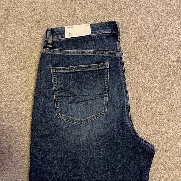 AE high rise Mom Jean - Picture 2 of 8